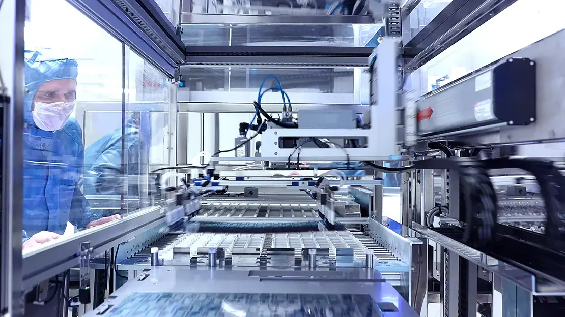 可視化用ルミネッセンス光源_KLM-600FC_クリーンルーム内の作業