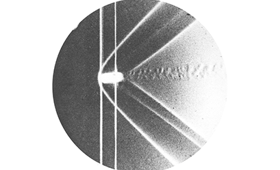 シュリーレン法の歴史_飛翔する弾丸の衝撃波の画像（1887年）