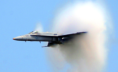 音速を超えて飛行する戦闘機