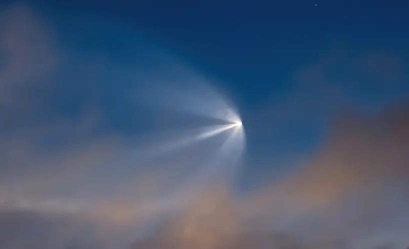 ロケットが衝撃波を伴い飛行している画像